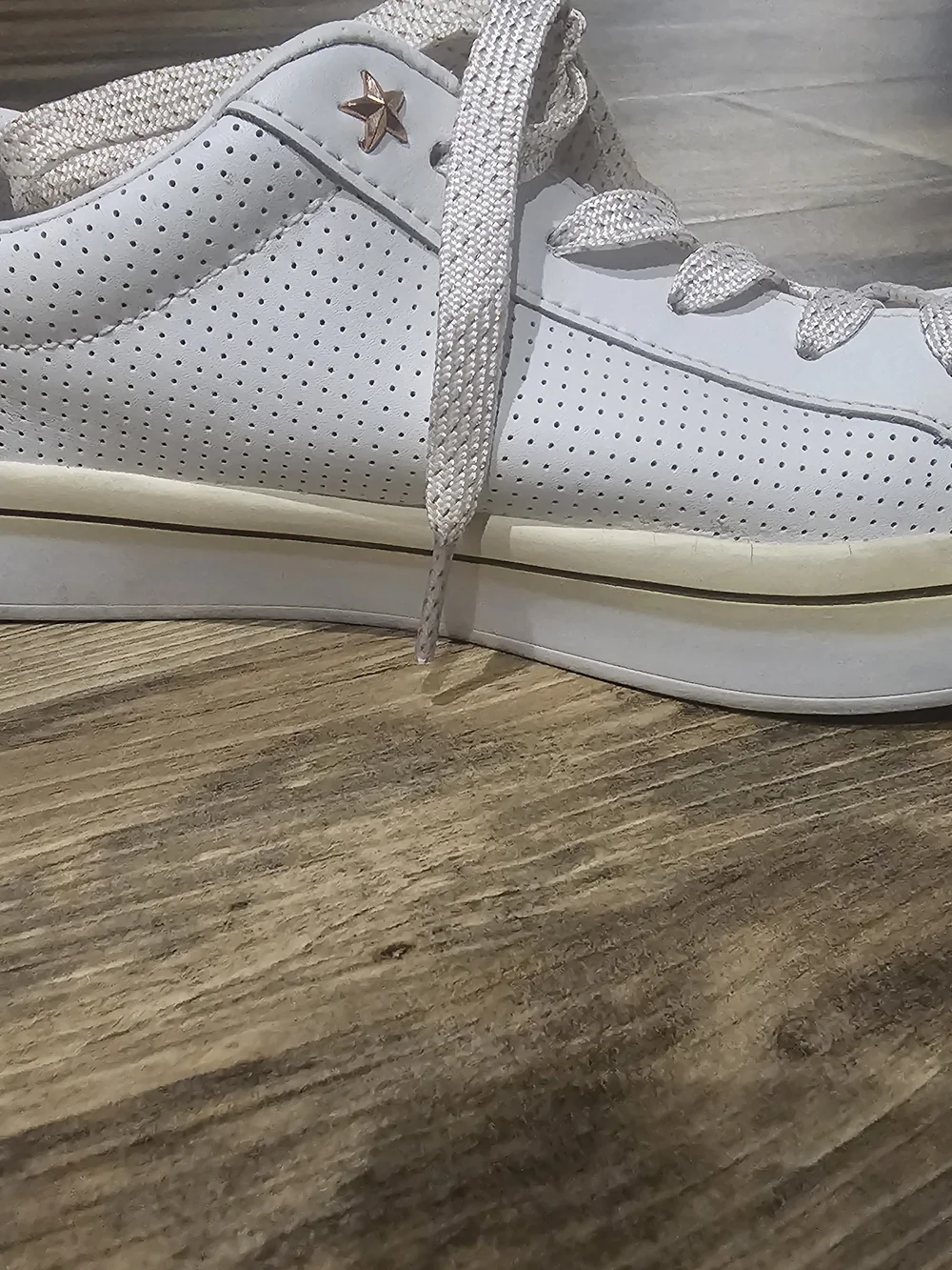 SKECHERS Street White/Gold Leather Low Top Lace-Up Sneakers Air Cushioned Foam